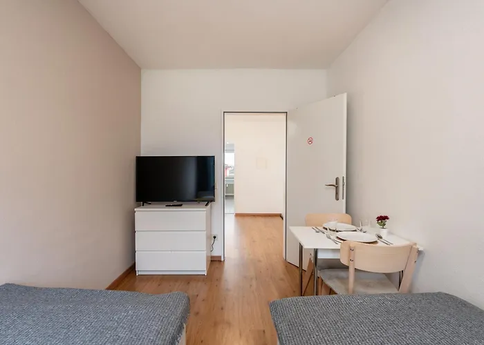 Grosse Mit 7 Betten Und Balkon * Baesweiler